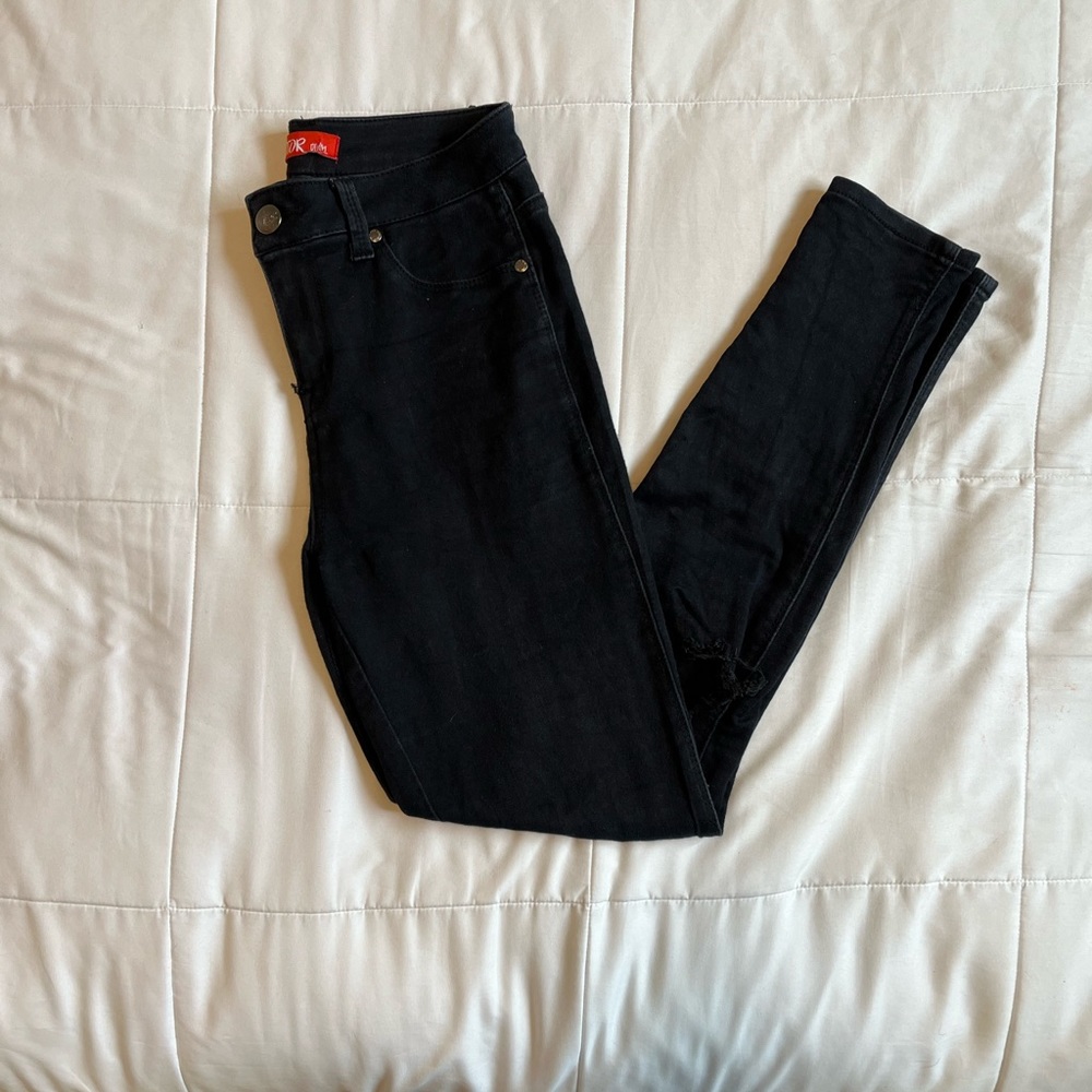 Junior’s Low Rise Black Ripped Jeggings